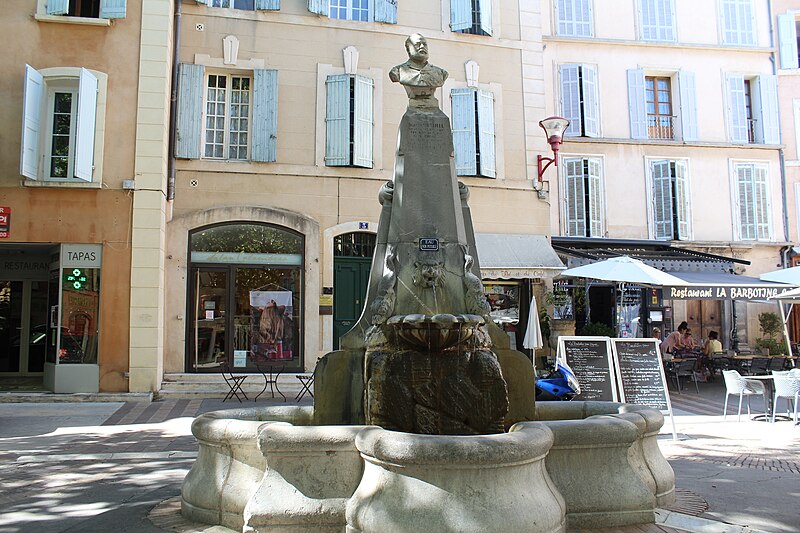 File:Fontaine Bouteille Manosque 1.jpg