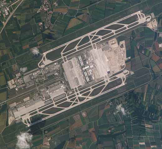 Satellietfoto uit 2002 met Terminal 2 in aanbouw