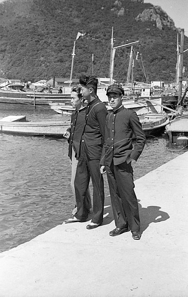 File:Friends in Izu Ōshima circa 1930s.jpg