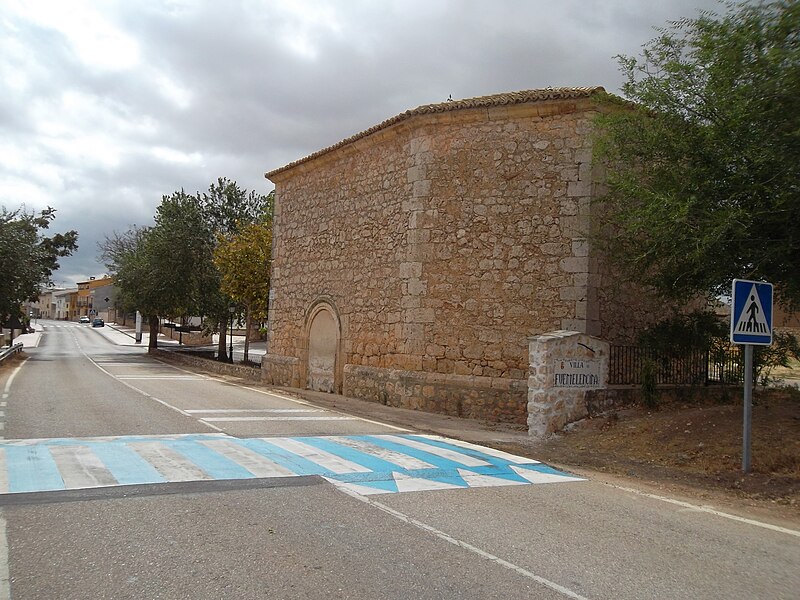 File:Fuentelencina-Entrada a la villa 02.JPG