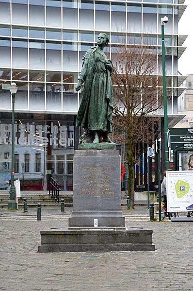 File:Gabrielle Petit statue in front of the NVSM-UNMS headquarters, Brussels.jpg