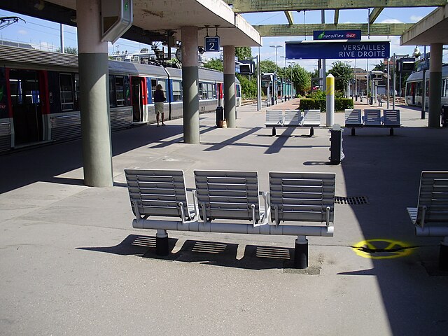 Furniture and signage in the Versailles-Rive-Droite train station, in August 2010.