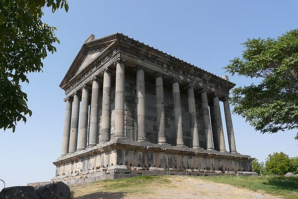 Храм Гарни. Храм Гарни в Армении летом. Христианский храм в Гарни. Лакшери Гарден Гарни Армения.