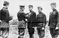 Генерал Джон Пършинг награждава Макартър с медал за отлична служба, 1918 г.