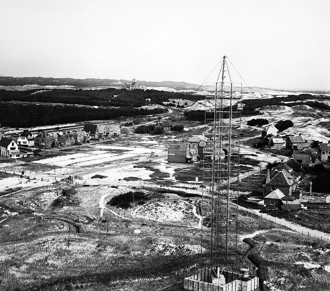 File:German FuMG 402 Wassermann radar at Bergen-aan-Zee c1943.jpg