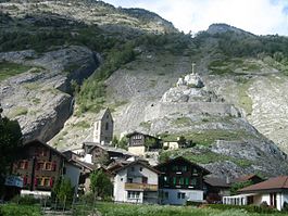 Reruntuhan Gestelnburg di atas Niedergesteln desa