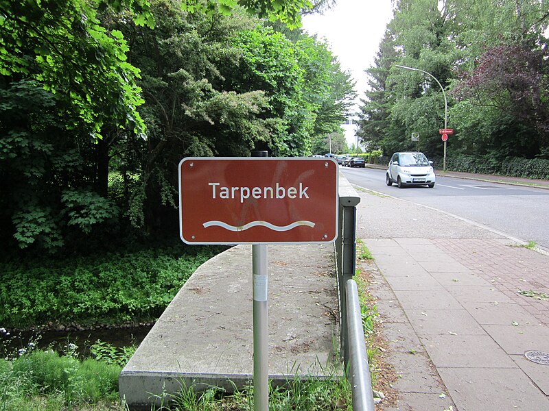 File:Gewässerschild zur Tarpenbek am Niendorfer Weg in Hamburg-Groß Borstel.jpg