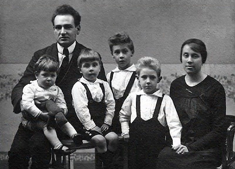 File:Giannino Castiglioni e i figli Achille, Livio e Pier Giacomo Castiglioni a Lierna Lago di Como.jpg