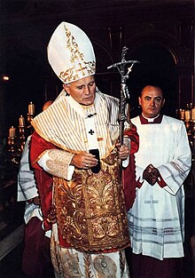 Giovanni Paolo II con fanone (1984).jpg