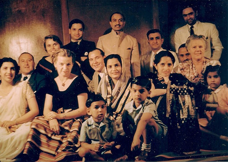 File:Gita Mayor and others. Shiv Mahal Palace, Baroda, 1952.jpg