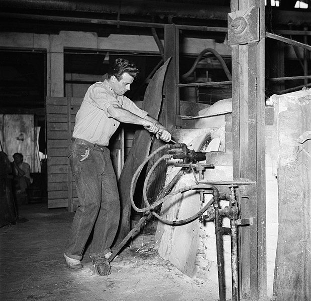 Fil:Glasblazers aan het werk in de fabriek, Bestanddeelnr 252-8906.jpg