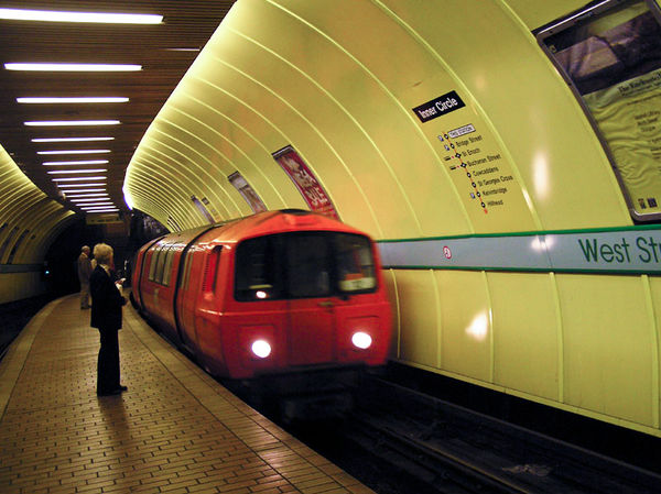 An Inner Circle train arrives at West Street station in 2004.