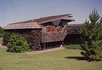 Exterior photo of the Mitchell house in Dodge City, Kansas by Bruce Goff. Glen Mitchell House by Architect Bruce Goff.jpg