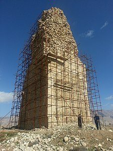 Goor pilier, Fars, Iran (فارس, میل شهر گور) - panoramio.jpg