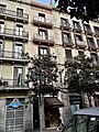 Casa carrer Gran de Gràcia 132, amb protecció urbanística (nivell C) com a part del conjunt de Gran de Gràcia.