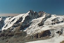 The Grossglockner with the twin summits of the Kleinglockner (l) and Grossglockner (r) Grossglockner vom Fuscherkarkopf.JPG
