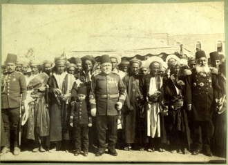 Ottoman soldiers and Yemeni locals Group of men in Yemen.tif