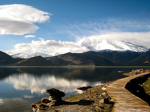 Gutman Karakul lake