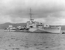 ein Schwarz-Weiß-Foto von einem Kriegsschiff auf hoher See