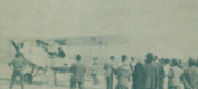 マルセイユのマリニャーヌ飛行場（現・マルセイユ・プロヴァンス空港）に着陸直後の様子。マルセイユの日本領事館員をはじめとする在留邦人の他、フランス側からは飛行場長や地元の学生など、大勢の歓迎を受けた[62]。