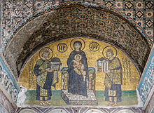 Vue d'une mosaïque représentant deux hommes couronnés entourant une femme portant dans ses bras un enfant