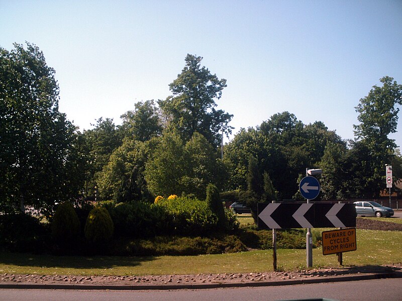 File:Hallcroft roundabout - panoramio.jpg