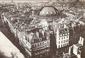 La halle au blé dans son tissu urbain vers 1885, juste avant sa réhabilitation.