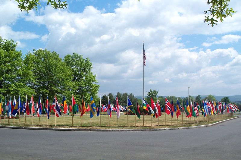 File:Hampshire College commencement 2001051935 G (113067992).jpg