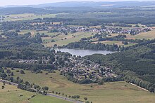 Der Heisterberger Weiher. Im Hintergrund das namensgebende Dorf.