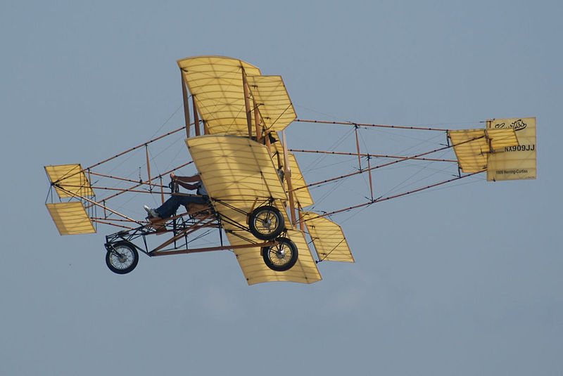 File:Herring-Curtiss Pusher 1909 Model D replica NX909JJ High Pass 10 FOF 29June2012 (14589841042).jpg