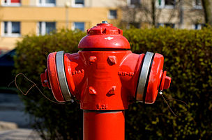 Un hydrant à Gniezno, en Pologne. (définition réelle 3 688 × 2 452)