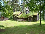 Marbostugan i Ramnaparken visar en vanlig hustyp i södra Västergötland från medeltiden till 1800-talet. En ryggåsstuga byggdes till med tvåvåningsloft och två ingångar med nyckelhålsformade "skonkar".