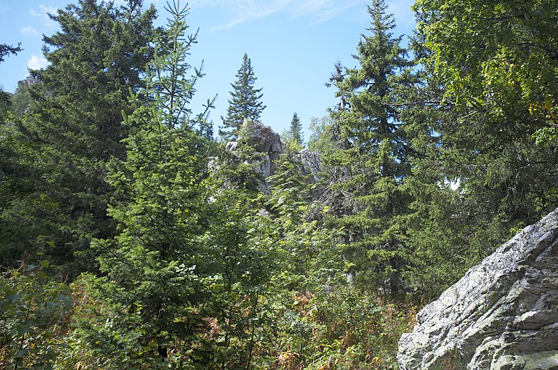 File:Hiking to Malinovaya (21195479916).jpg