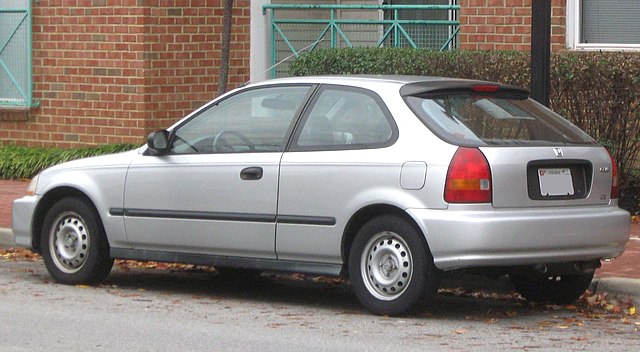 Hatchback (pre-facelift)