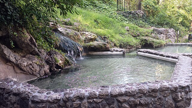 https://upload.wikimedia.org/wikipedia/commons/thumb/0/0d/Hot_Springs_National_Park_007.jpg/640px-Hot_Springs_National_Park_007.jpg