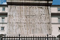 L'iscrizione di Sisto V alla base della colonna di Marco Aurelio
