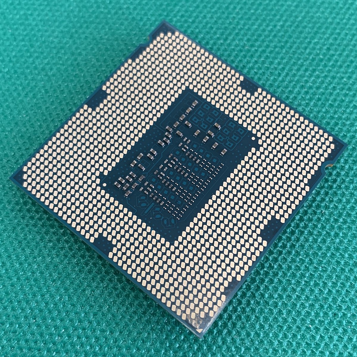 File:Intel Core i5-4590 Socket FCLGA1150.jpg - Wikimedia Commons