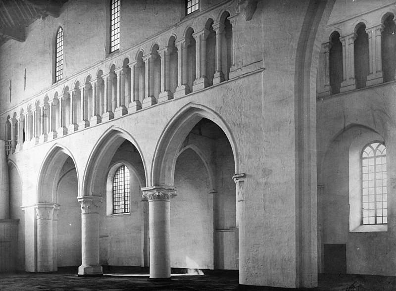 File:Interieur, triforium - Aardenburg - 20003727 - RCE.jpg