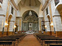 Interior de la Iglesia con el Altar Mayor.jpg