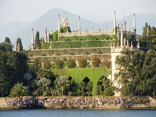 https://upload.wikimedia.org/wikipedia/commons/thumb/0/0d/Isola_Bella_%28Stresa%29_-_DSC03970.JPG/640px-Isola_Bella_%28Stresa%29_-_DSC03970.JPG