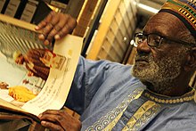 Barnor looking through Drum magazine JamesBarnor2016Leiden3.jpg