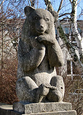Im Film zu sehen: Die Skulptur Junger Bär vor der Dietrich-Bonhoeffer-Grundschule in Berlin-Westend.
