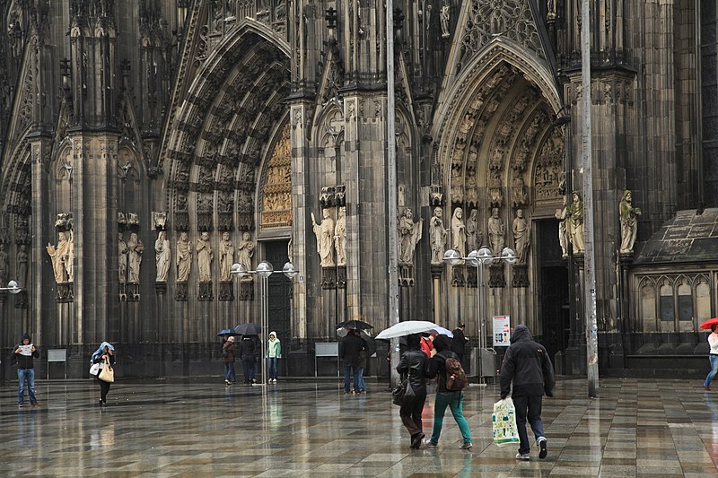 File:Köln - Domkloster - Domplatte 02 ies.jpg