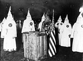 Fotografía de un mitin del KKK en Chicago, c.  1920