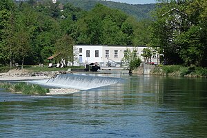 Power plant with canal and weir