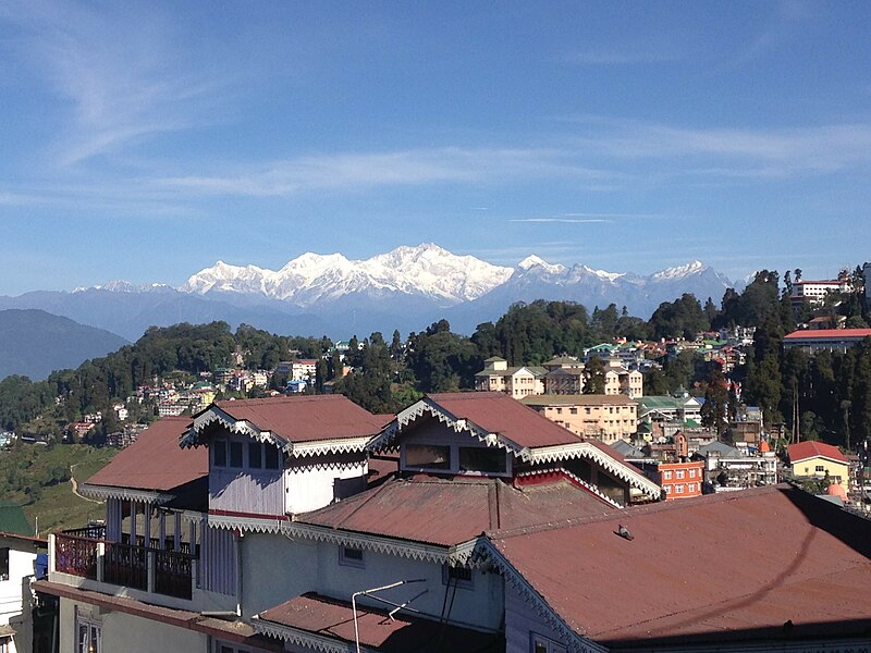 File:Kanchenjunga above roofs of Darjeeling 1.jpg