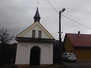 Kaplička v ulici Partyzánská na trase, cca 130 m od začátku silnice ve Vizovicích