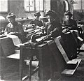 Vrouwen aan het werk aan kap- of ponsmachines voor het maken van draaiorgelboeken (rond 1920)