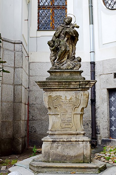 File:Karlovy Vary socha svatého Jana Nepomuckého u kostela sv. Máří Magdaleny.jpg