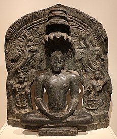 Karnataka, jaina tirthankara parshavanatha col cappuccio di serpenti seduto in meditazione (dhyanamudra), xii secolo.jpg